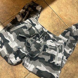 Camo gray cargo joggers!